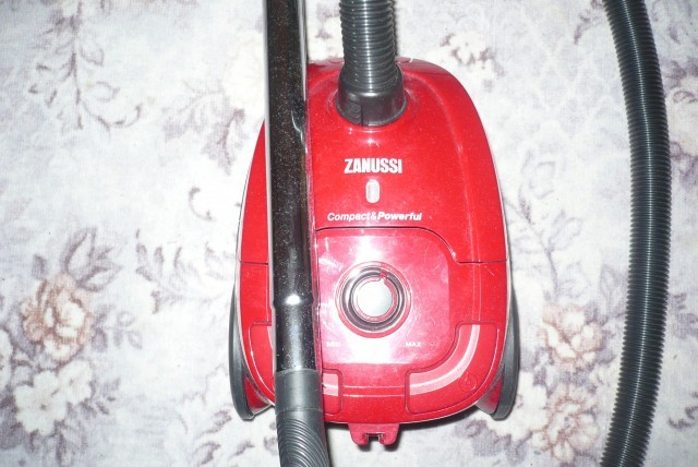 Vysavač Zanussi ZANSC 10 Compact/Powerfull