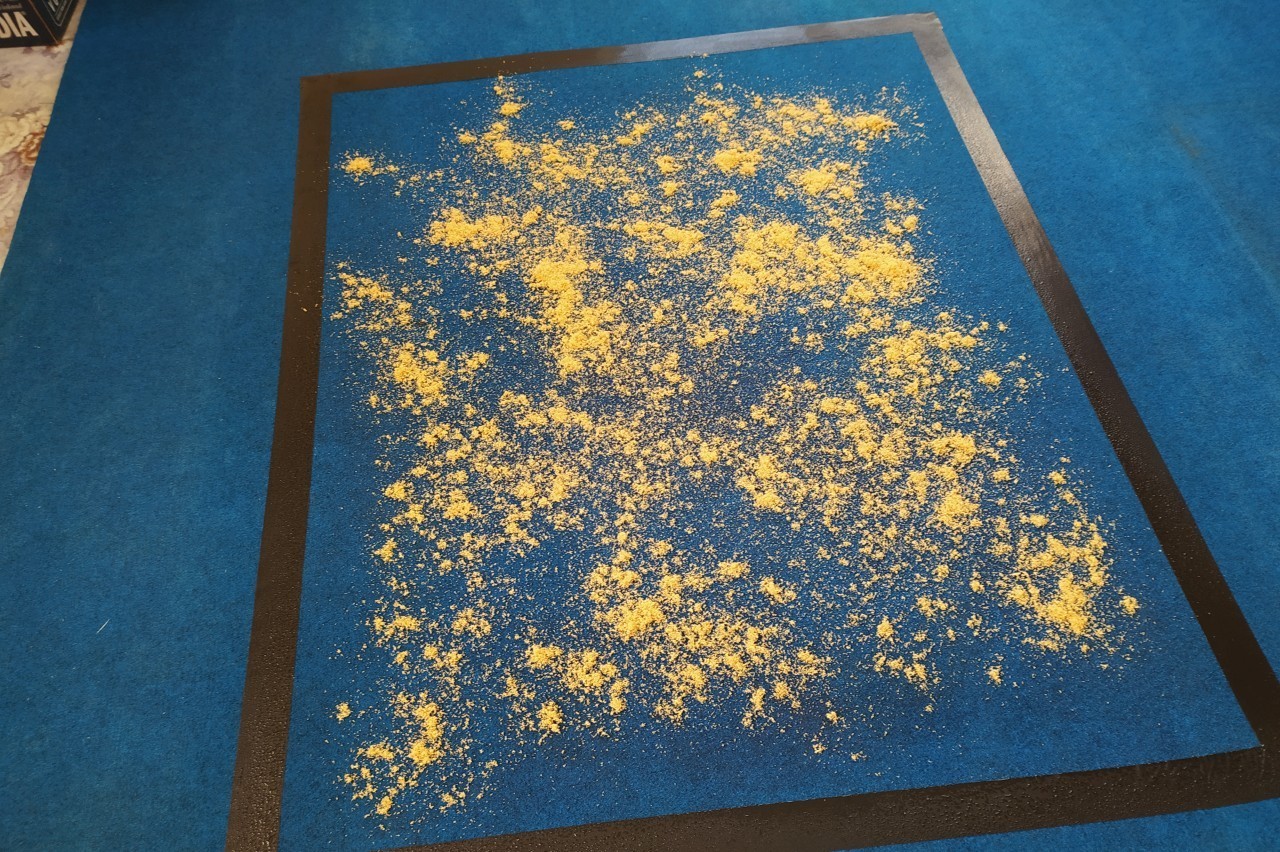 Čistící směs se rovnoměrně nasype na koberec
